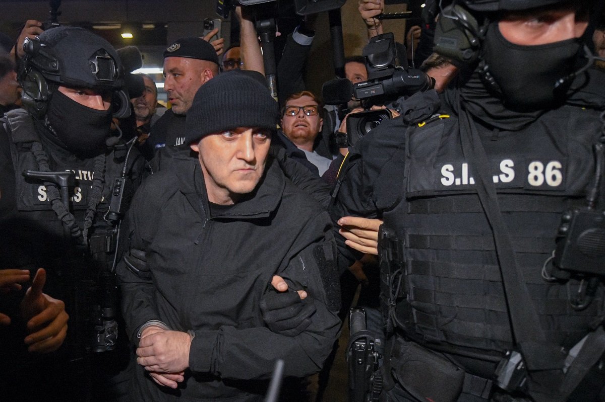 Decizie de amploare în cazul mercenarului Horatiu Potra și al apropiaților săi: rămân în arest pentru încă 30 de zile Curtea de Apel București a decis, vineri, menținerea în arest preventiv pentru încă o perioadă de 30 de zile a lui Horatiu Potra, cunoscut ca mercenar și personaj controversat, precum și a celor doi apropiați ai săi, Dorian Potra și Alexandru Potra