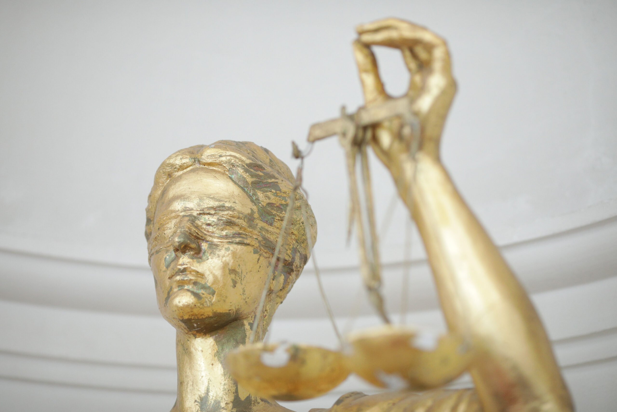 Un bărbat din județul Călărași, suspectat de violențe severe împotriva partenerei sale, a fost lăsat în libertate de un magistrat al Judecătoriei Sectorului 5, stârnind controverse și întrebări despre modul în care sistemul judiciar abordează cazurile de violență domestică