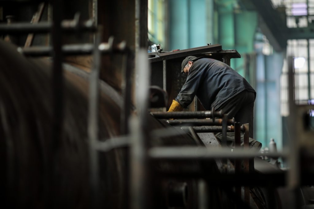 Val de concedieri în județul Bistrița-Năsăud: 340 de angajați afectați de dificultățile financiare ale companiilor locale Bistrița-Năsăud se pregătește pentru un val semnificativ de concedieri colective, ce va afecta peste 340 de angajați în luna ianuarie 2026