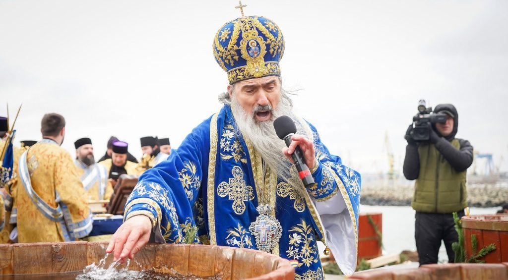 Imnul Uniunii Europene a fost interpretat în mod simbolic la o ceremonie religioasă din Constanța, dar gestul a stârnit controverse și a adus în vizor tensiunile din societatea românească privitoare la poziția țării în cadrul Uniunii
