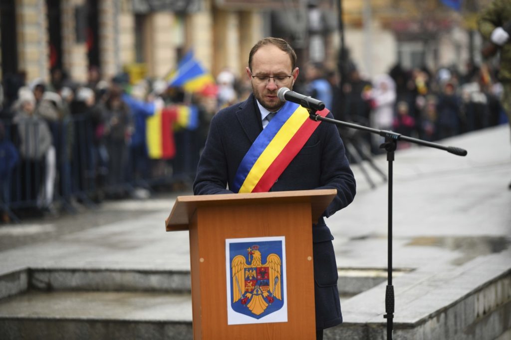 Primarul din Botoșani, Cosmin Andrei, analizează posibilitatea de a acorda ajutoare financiare persoanelor cu handicap pentru acoperirea taxelor și impozitelor locale în acest an, o măsură menită să sprijine categoriile vulnerabile în contextul creșterii costurilor de trai și a obligațiilor fiscale