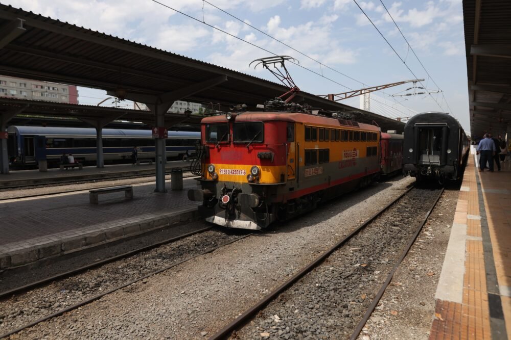 Traficul feroviar către și dinspre Gara de Nord din București a fost grav afectat în această dimineață, din cauza întârzierilor semnificative ale trenurilor sosite sau programate să plece