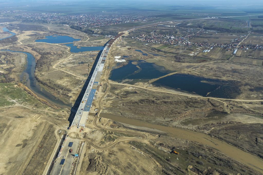 Restricții de circulație pe Autostrada Moldovei, în zona lotului 1, pentru verificări tehnice vitalare, după problemele din teren Circulația pe primul segment al Autostrăzii Moldovei (A7), între Dumbrava și Mizil, a fost temporar restricționată, în contextul unor activități speciale de monitorizare topo