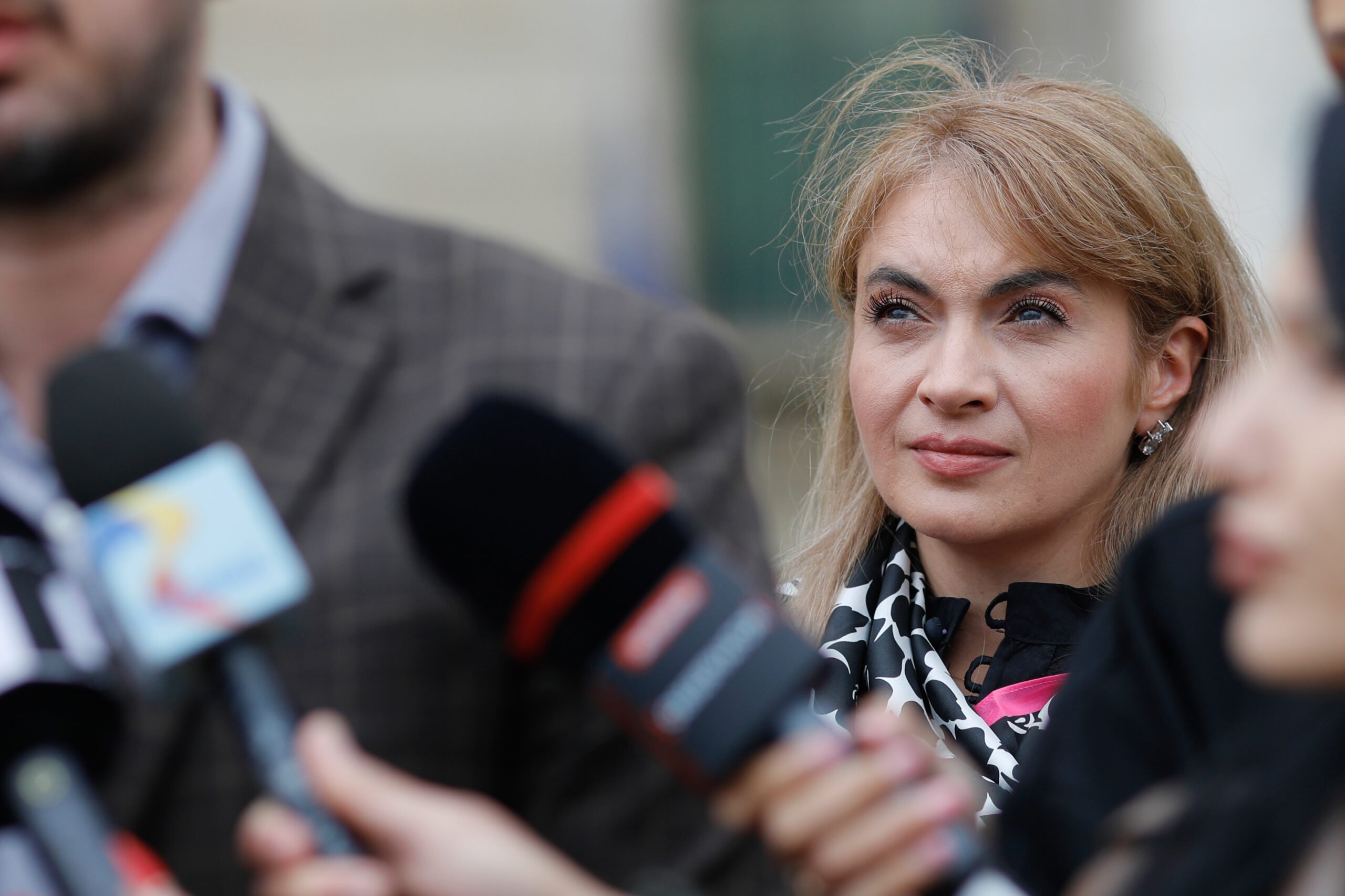 Avocata Silvia Uscov a depus luni, la Curtea de Apel București, două acțiuni diferite menite să pună capăt procesului de numire a judecătorilor Curții Constituționale, Dacian Dragoș și Mihai Bucuioc, într-un context politic și juridic extrem de tensionat