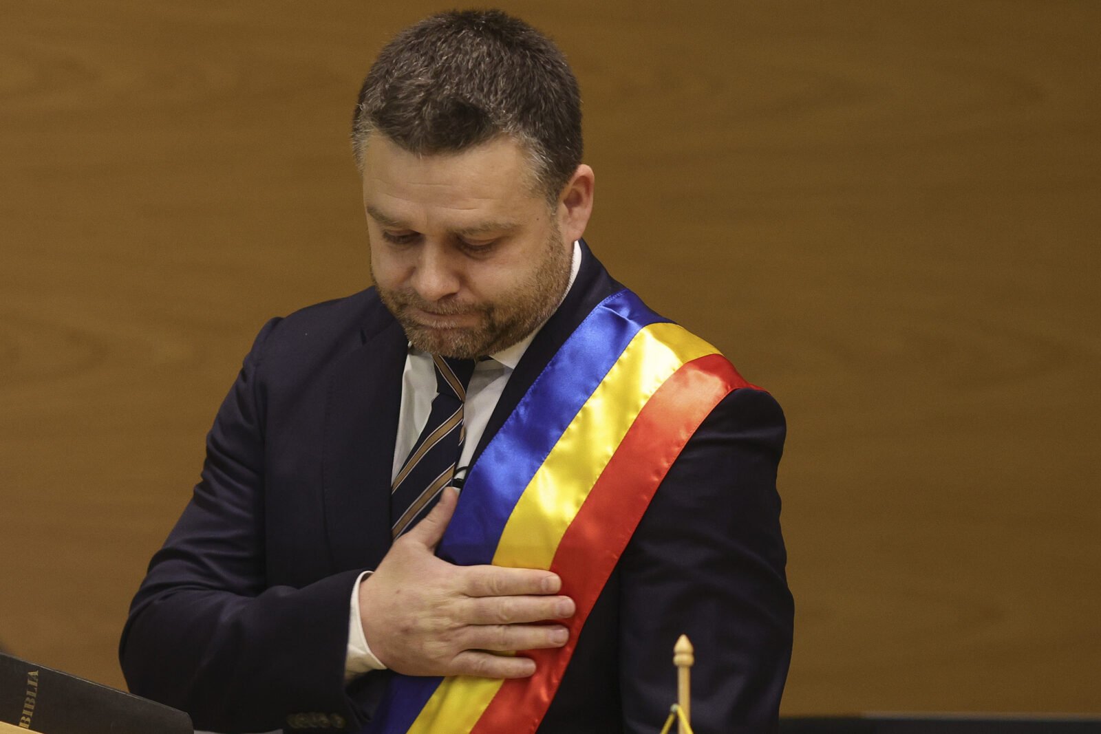 Primarul general al Capitalei, Ciprian Ciucu, a anunțat joi seară că ia în considerare majorarea prețului biletului pentru transportul în comun, o măsură pe care o consideră, de altfel, „necesară” pentru redresarea situatiei financiare a regiei STB, dar și pentru a face lumină în gestionarea banilor publici la alte companii aflate în subordinea Primăriei, precum Termoenergetica