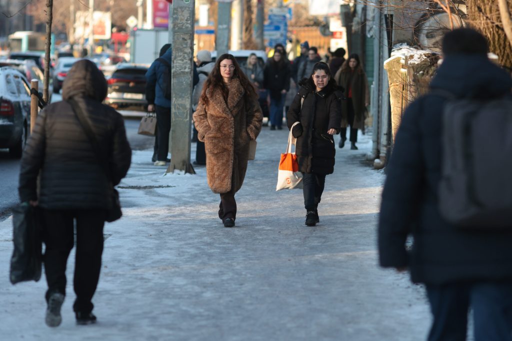Bucureștiul se confruntă, în aceste zile, cu un peisaj de iarnă care pare să nu facă ravagii doar în peisaj, ci și în rutina cotidiană a locuitorilor