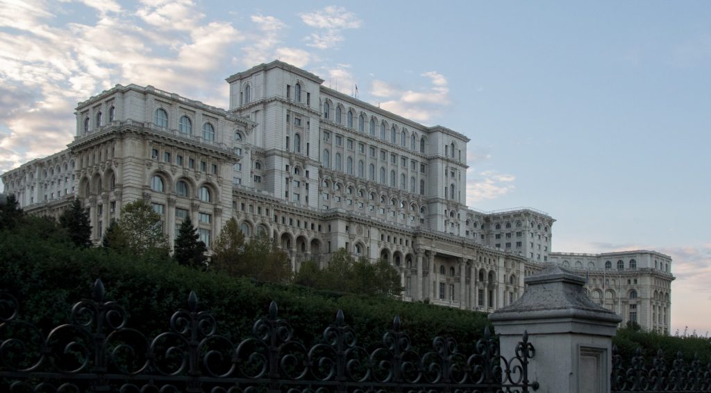 Palatul Parlamentului, una dintre cele mai emblematice și vizibile clădiri ale capitalei, a rămas temporar fără apă în această săptămână, în urma unei intervenții tehnice programate pentru renovare și verificare a sistemelor de distribuție a apei