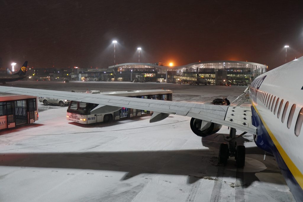 Trafic în condiții de iarnă pe aeroporturile din București, în urma ninsorii din weekend În plin sezon rece, traficul aerian de la București continuă să funcționeze fără întreruperi majore, deși vremea extrem de capricioasă a impus suplimentarea eforturilor pentru menținerea sigurantei pasagerilor și a fluxurilor de zbor
