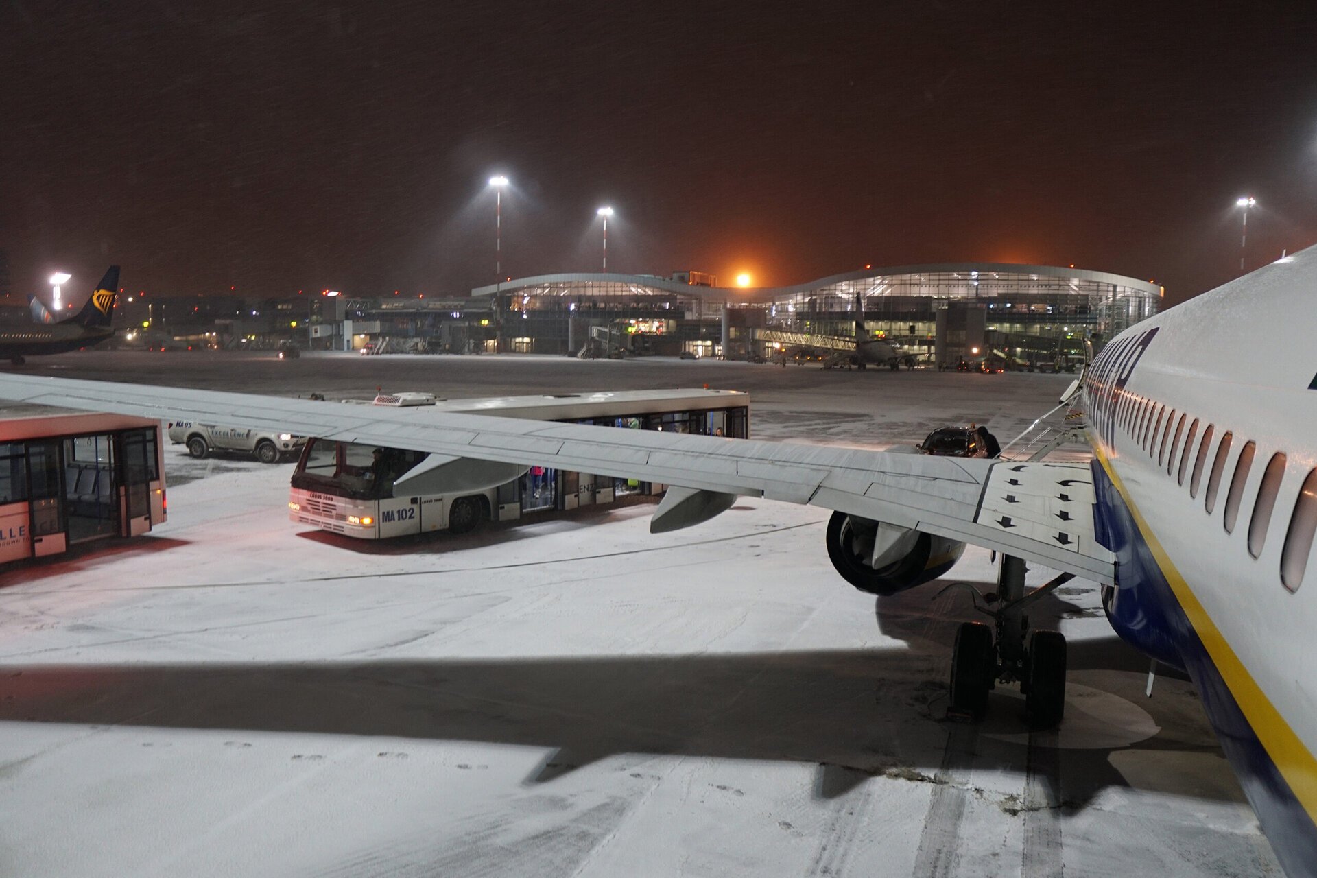 Trafic în condiții de iarnă pe aeroporturile din București, în urma ninsorii din weekend În plin sezon rece, traficul aerian de la București continuă să funcționeze fără întreruperi majore, deși vremea extrem de capricioasă a impus suplimentarea eforturilor pentru menținerea sigurantei pasagerilor și a fluxurilor de zbor