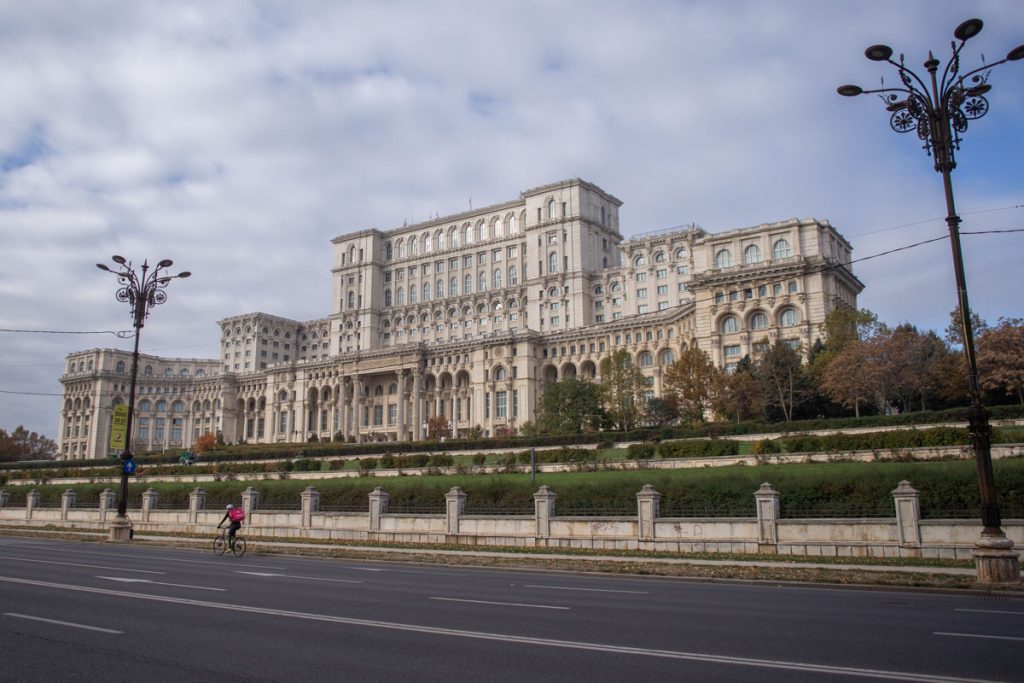 Camera Deputaților intenționează să relanseze serviciile de alimentație de tip bufet-cafenea din Palatul Parlamentului, decizie care a stârnit deja controverse și a generat întrebări legate de modul în care instituțiile publice gestionează experiența cetățenilor și imaginea lor publică