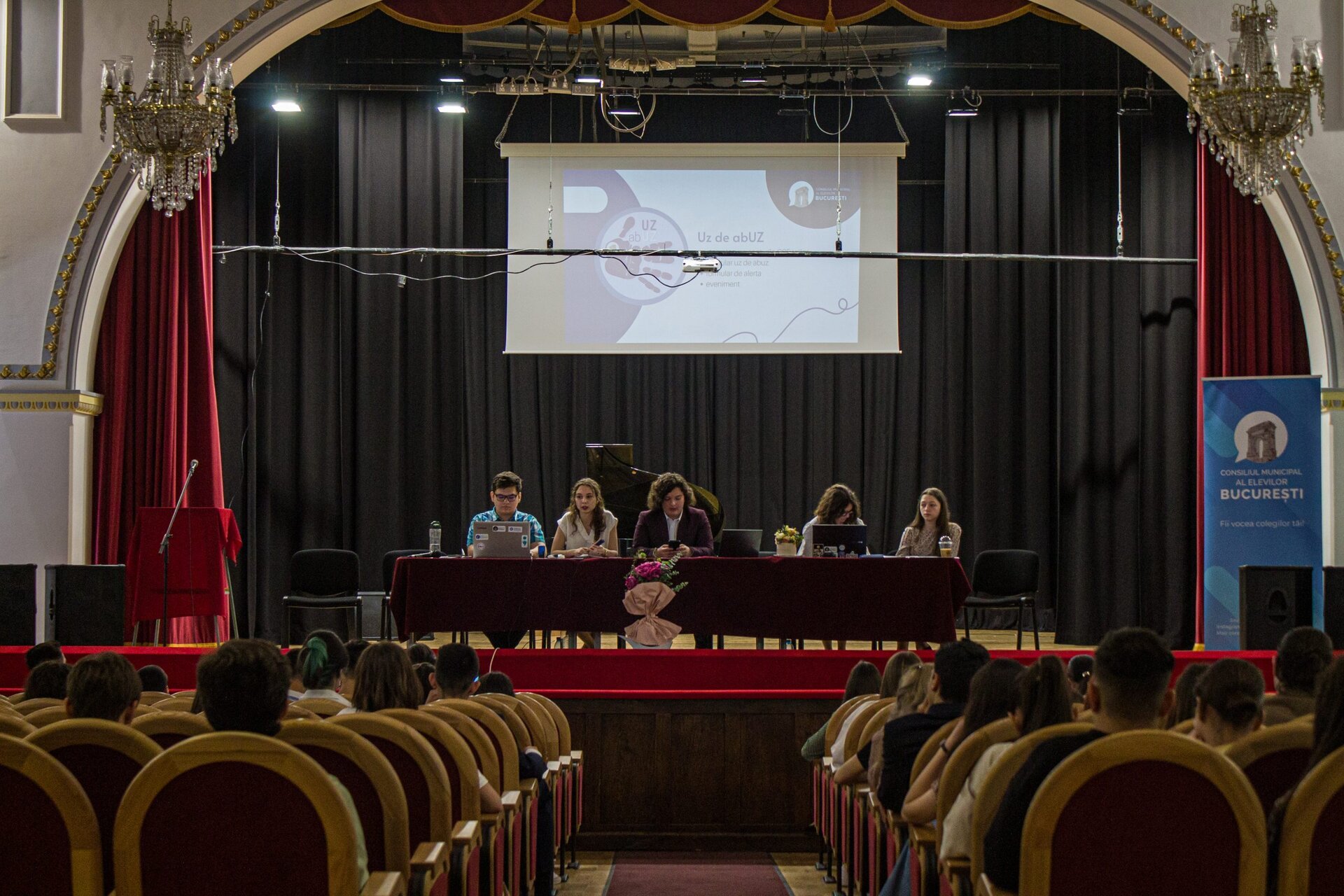 Peste jumătate dintre elevii din București nu au auzit de Statutul Elevilor, arată un studiu recent O imagine sumbră a realităților din școlile din Capitală se profilează din cele mai recente rezultate ale unui raport publicat de Consiliul Municipal al Elevilor din București (CMEB)