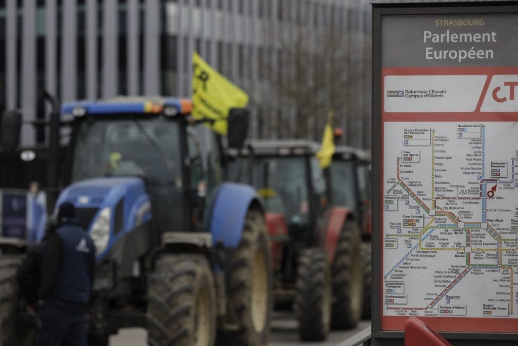 Proteste de amploare la Bruxelles împotriva acordului Mercosur, cu implicarea fermierilor români Zilele următoare ar putea marca un punct de cotitură pentru politica comercială a Uniunii Europene, odată cu votul decisiv din Parlamentul European pentru aprobare sau respingere a acordului comercial cu Mercosur