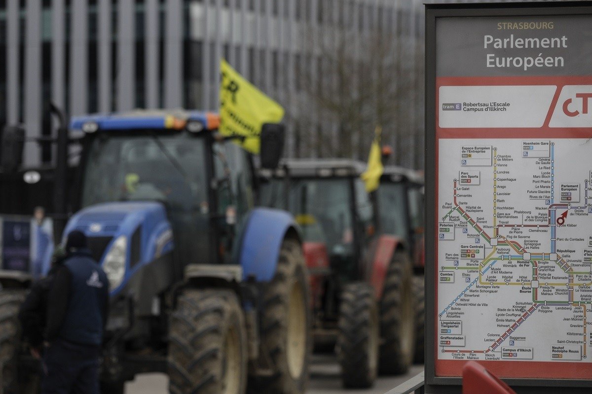 Proteste de amploare la Bruxelles împotriva acordului Mercosur, cu implicarea fermierilor români Zilele următoare ar putea marca un punct de cotitură pentru politica comercială a Uniunii Europene, odată cu votul decisiv din Parlamentul European pentru aprobare sau respingere a acordului comercial cu Mercosur