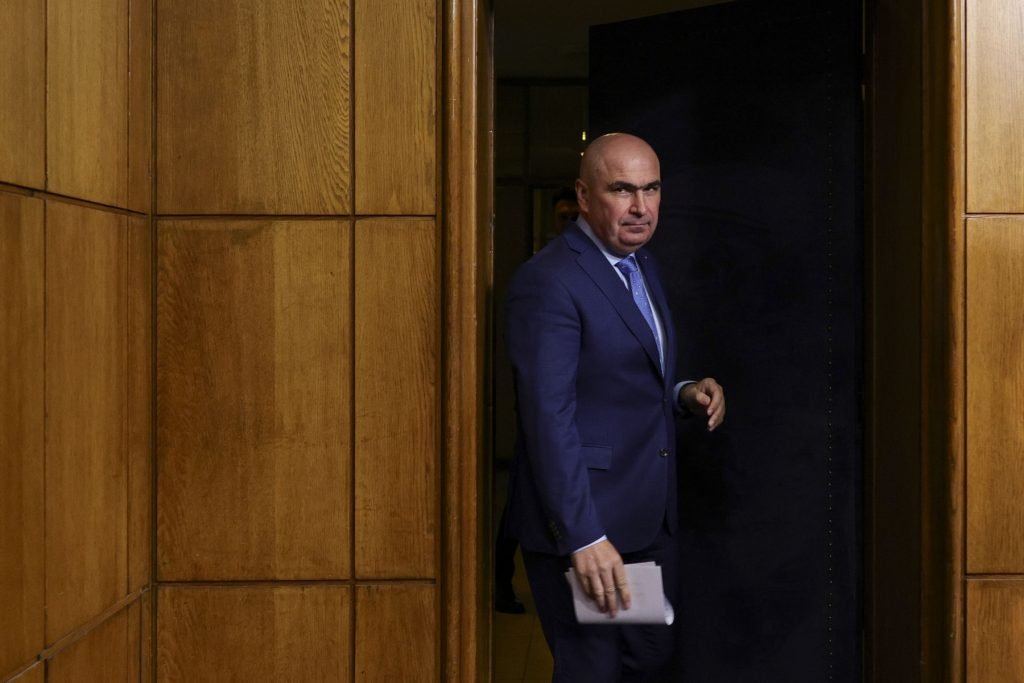 Ministrul Justiției, Radu Marinescu, își reafirmă hotărârea de a rămâne în funcție, chiar după acuzațiile de plagiat care planează asupra tezei sale de doctorat și, contrar așteptărilor, în ciuda presiunilor politice evidente
