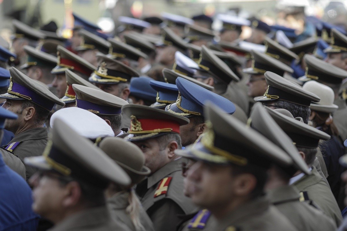 Ministrul Apărării Naționale neagă intenții de modificare a pensiilor militare sau a criteriilor de pensionare Ministrul Apărării Naționale, Radu Miruță, a transmis luni clarificări importante privind eventualele schimbări în sistemul pensiilor veteranilor militari și ale personalului din structurile de ordine publică