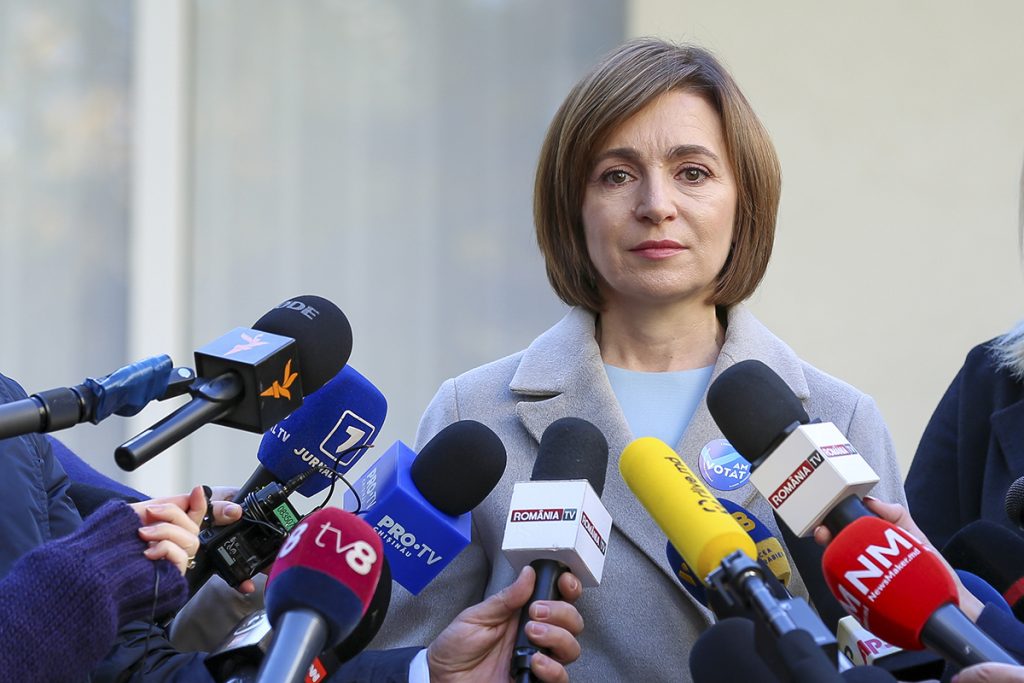 Tensiuni în relațiile moldo-ruse: Maia Sandu dezminte acuzațiile Moscovei privind Serviciul de Informații și Securitate al Republicii Moldova Cunoscută pentru angajamentul său de a reforma și de a consolidar statul de drept în Republica Moldova, președinta Maia Sandu a fost nevoită să răspundă, joi, acuzațiilor fără precedent lansate de oficialii ruși