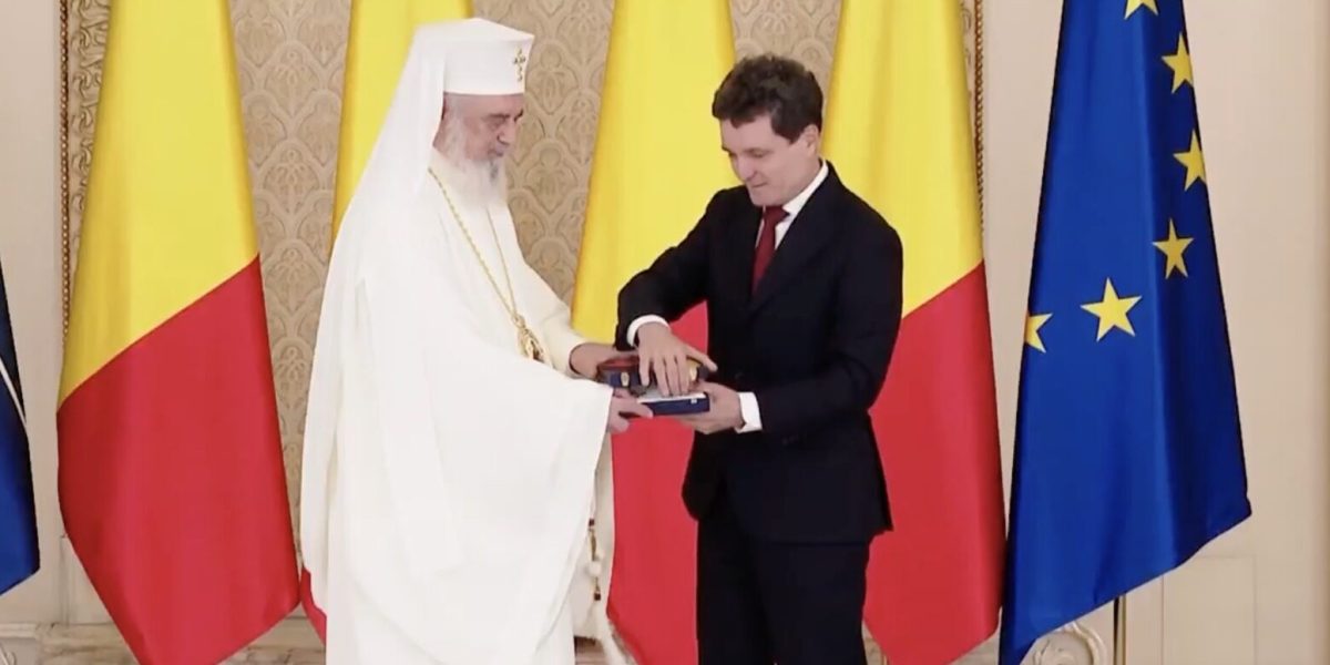 IPS-Daniel-primeste-o-decoratie-de-la-Nicusor-Dan-e1761587780224.jpg - JurnalUrban