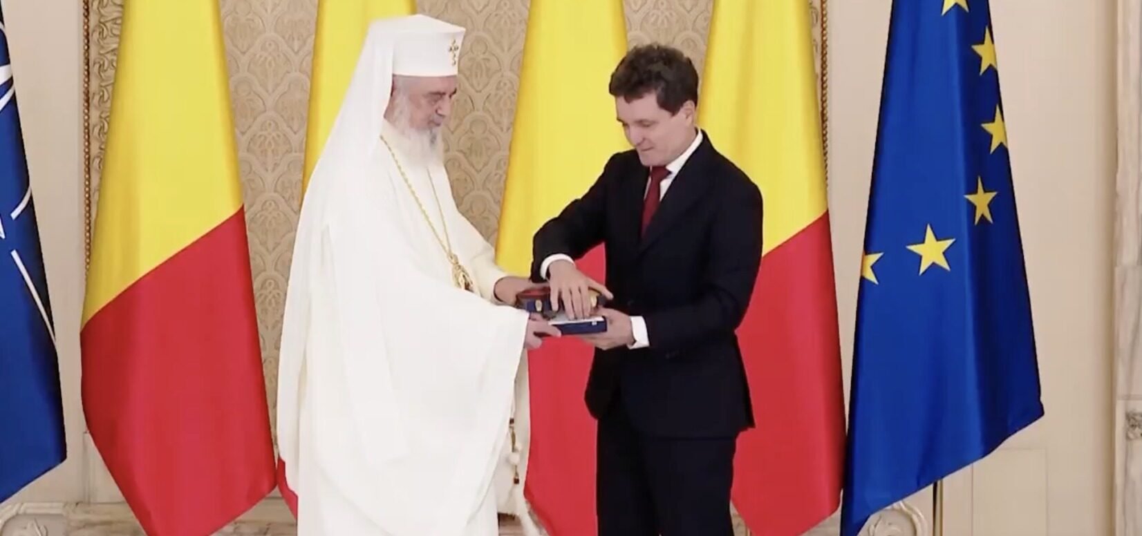Nicolae și gesturile sale din ultimul an: cadouri în valoare de peste 50.000 de lei și o colecție de memorabilia regale Într-un tăvălug de informații publice despre activitatea președintelui României, Nicușor Dan, un detaliu recent a atras atenția: anul trecut, oficialul a primit cadouri în valoare totală de 50.281 de lei, adică aproximativ 10.000 de euro