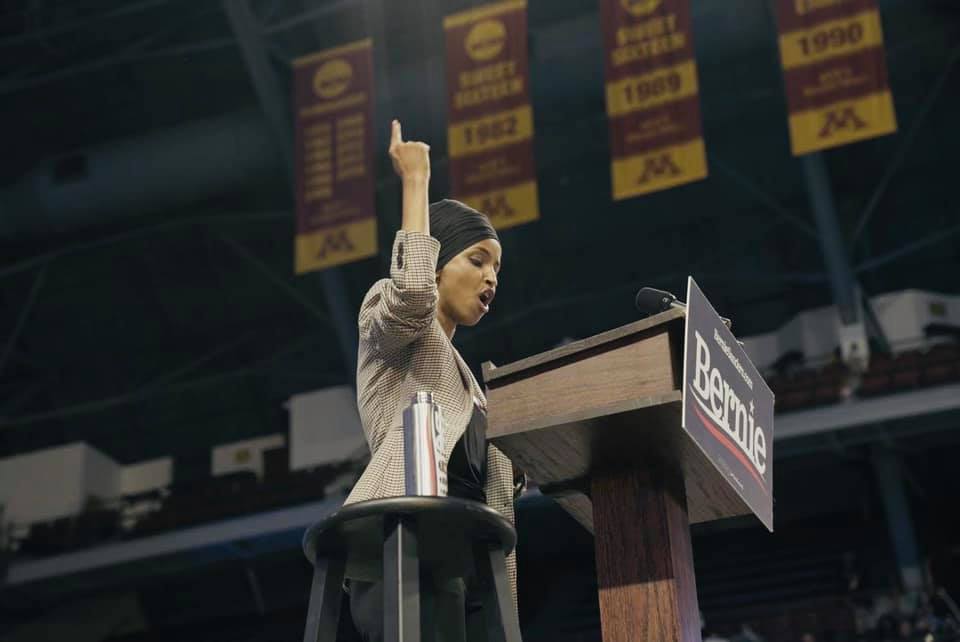 Un incident tensionat a avut loc recent în Statele Unite, odată cu arestarea unui bărbat suspectat că a atacat-o cu o seringă pe deputata democrat Ilhan Omar, un deputat de origine somaleză cunoscut pentru pozițiile sale ferme și pentru criticile conservatoare