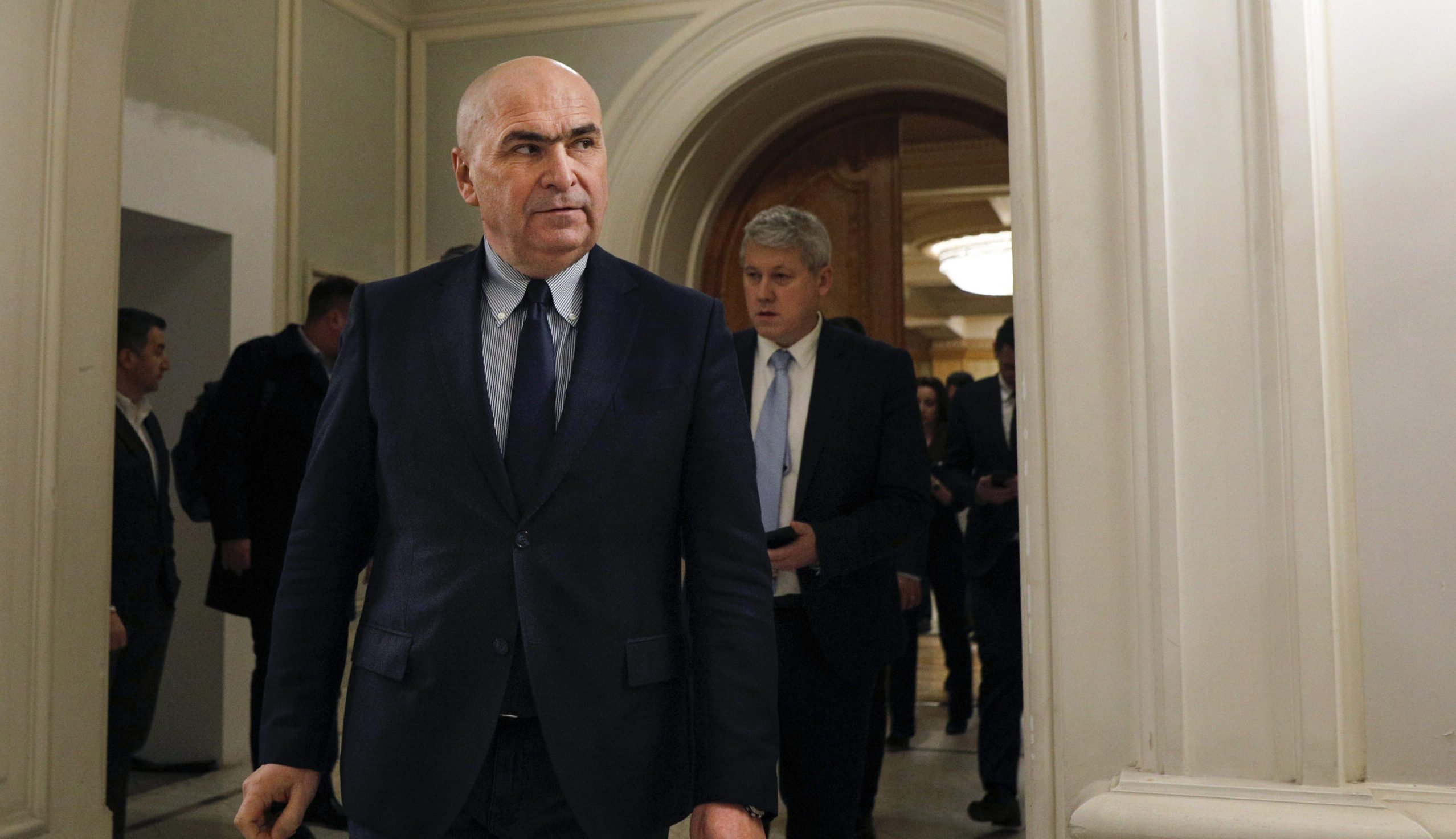 Ilie Bolojan clarifică poziția față de USR și angajamentul față de protocolul cu PSD Premierul român Ilie Bolojan a venit cu clarificări importante privind relațiile partidelor din coaliția de guvernare, demontând speculațiile apărute recent despre posibile alianțe sau planuri ascunse cu USR și reafirmând angajamentul față de acordurile încheiate cu PSD
