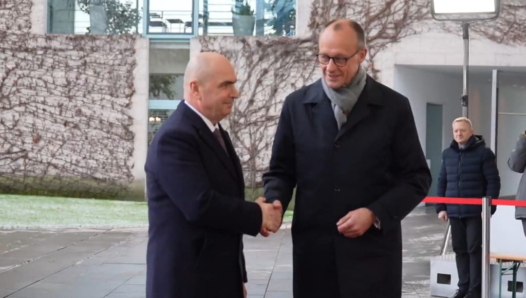 Premierul Ilie Bolojan, la Berlin: Vizită oficială menită să consolideze parteneriatul strategic cu Germania Ilie Bolojan, premierul României, efectuează o vizită oficială de două zile în Germania, o mișcare strategică menită să întărească relațiile bilaterale și să intensifice colaborarea economică și politică cu cel mai important partener european al țării noastre