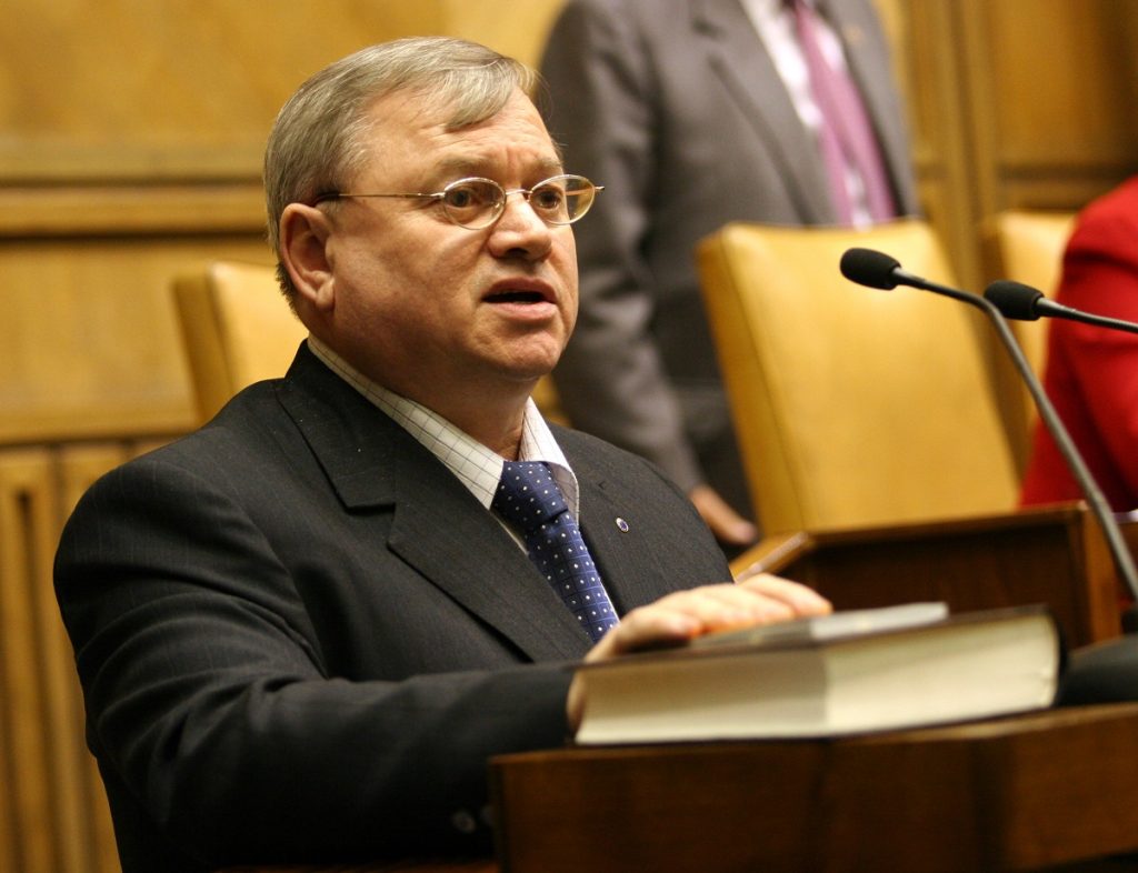 O stradă din București s-ar putea numi Piața Ilie Ilaşcu, într-un gest de comemorare a fostului deținut politic Un proiect de hotărâre aflat pe ordinea de zi a Consiliului General al Capitalei prevede atribuirea numelui „Piața Ilie Ilaşcu” unui spațiu public situat la intersecția străzii Ion Coravu cu aleea Pan Halippa și strada Tony Bulandra, în vederea onorării memoriei fostului deținut politic și activist pentru drepturile omului Ilie Ilaşcu