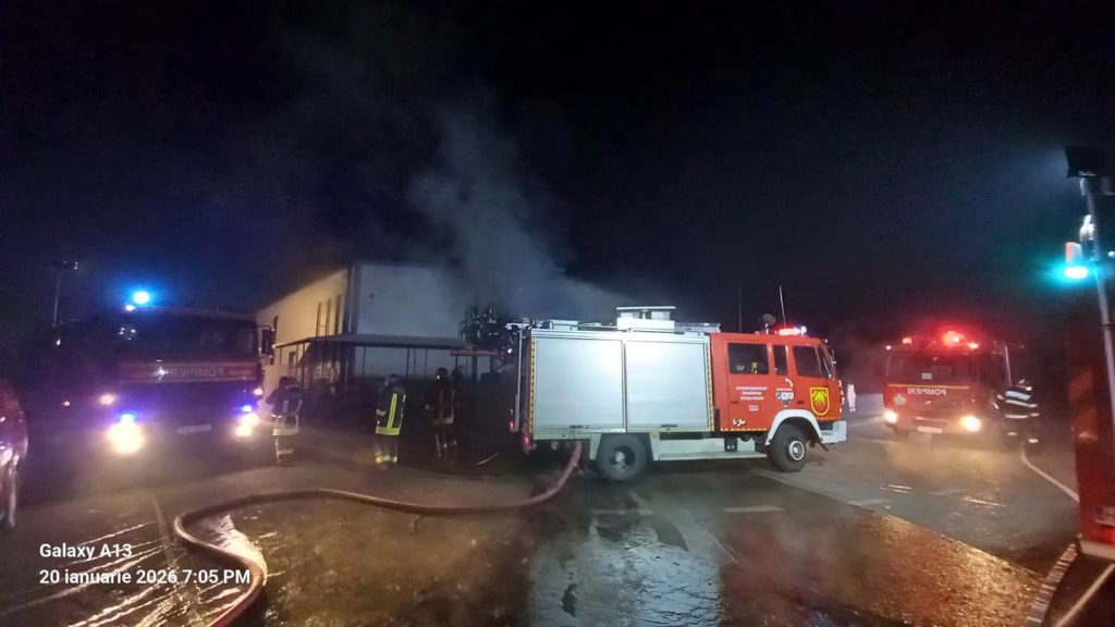 Incendiu devastațor la un abator din Gheorgheni: doi oameni răniți, intervenție de urgență în plină noapte Un incendiu puternic a izbucnit în noaptea de marți spre miercuri la hala de producție a unui abator din municipiul Gheorgheni, situat în județul Harghita, provocând panică și întârzieri în activitatea localității