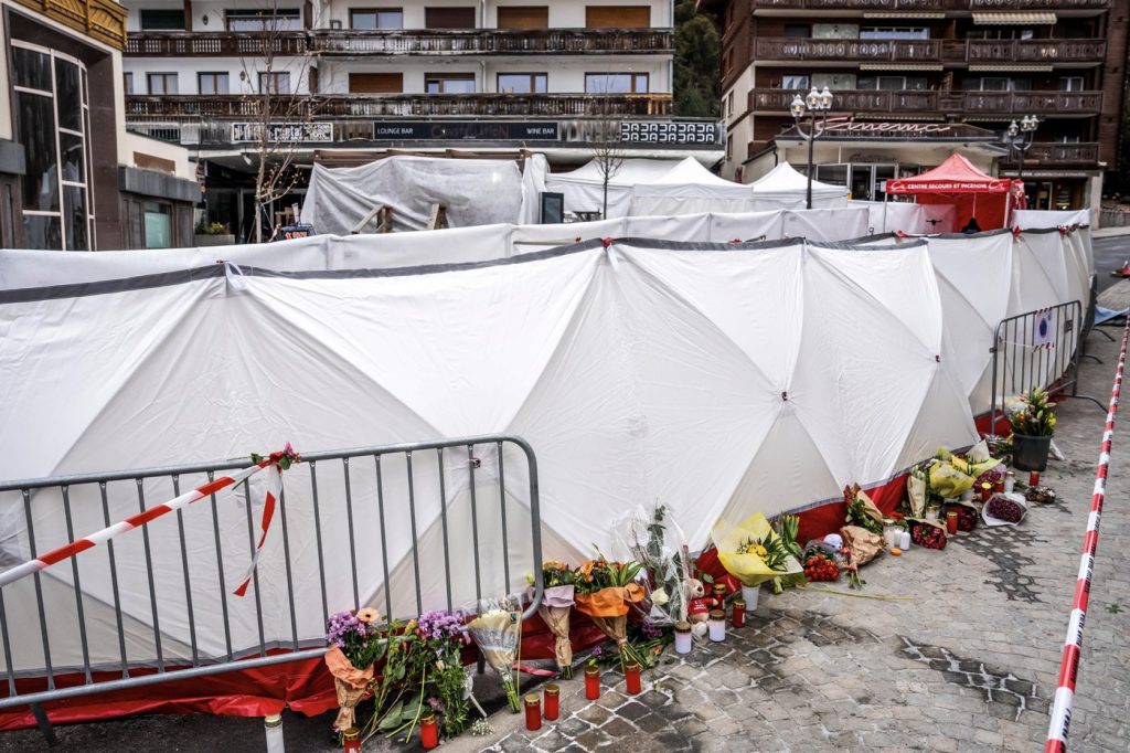 Prima ipoteză a anchetatorilor despre cauza incendiului din stațiunea de schi Crans-Montana / 40 de morți și 119 răniți. Un tânăr român, dat dispărut. Multe victime, încă neidentificate / Sky News amintește de Colectiv