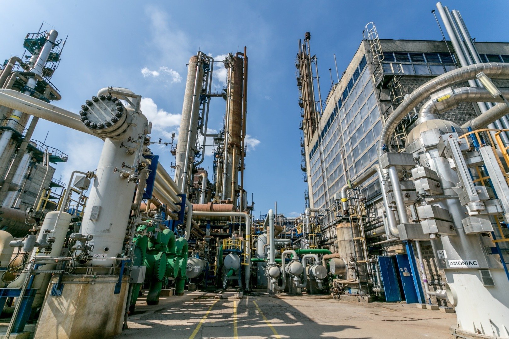 Azomureş, unul dintre cei mai importanți producători de îngrășăminte din România, anunță reluarea unui scenariu dificil pentru sectorul industrial: intenția de a plasa în șomaj tehnic aproximativ 600 de angajați, ca urmare a incertitudinii legate de aprovizionarea cu gaze naturale pe termen lung