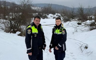 Caz dramatic în Hunedoara. Doi polițiști au salvat în ultima clipă viața unui bărbat care se spânzurase după ce a apelat 112