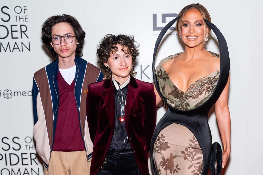 Jennifer Lopez, o mamă mândră, își pregătește gemenii pentru colegiu Jennifer Lopez, artista multi-talentată, a vorbit recent despre emoțiile pe care le simte în calitate de mamă, cu ocazia plecării gemenilor săi, Max și Emme, la colegiu