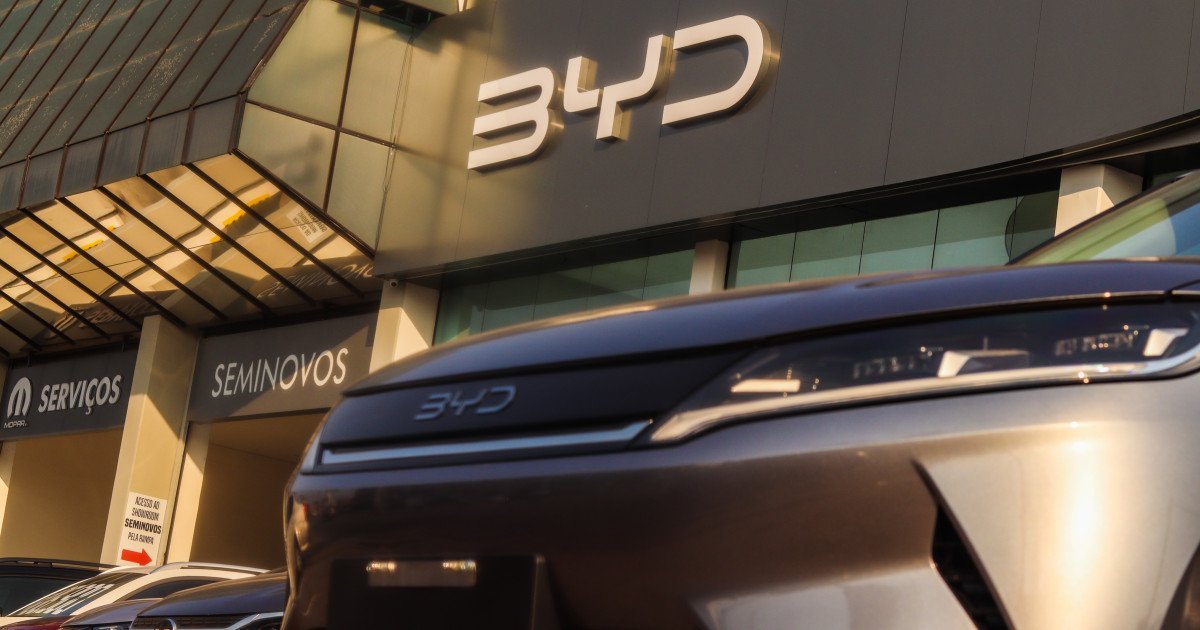 BYD depășește Tesla: Revoluția vehiculelor electrice Producătorul auto chinez BYD a anunțat o performanță remarcabilă în 2025, depășind Tesla și devenind cel mai mare vânzător de vehicule electrice din lume, conform unui comunicat emis pe 1 ianuarie