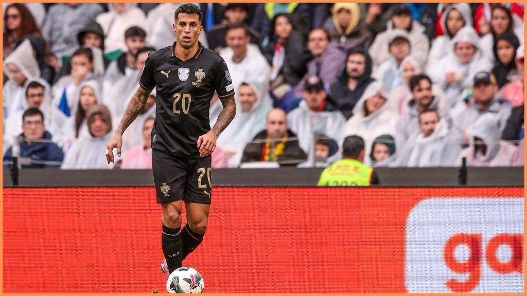 FC Barcelona, pe cale de a-și întări echipa în ianuarie? FC Barcelona ar putea să revină pe piața transferurilor în această iarnă, surse din Italia sugerând o posibilă mutare pentru Joao Cancelo, jucătorul portughez care a avut un stagiu de succes la clubul catalan