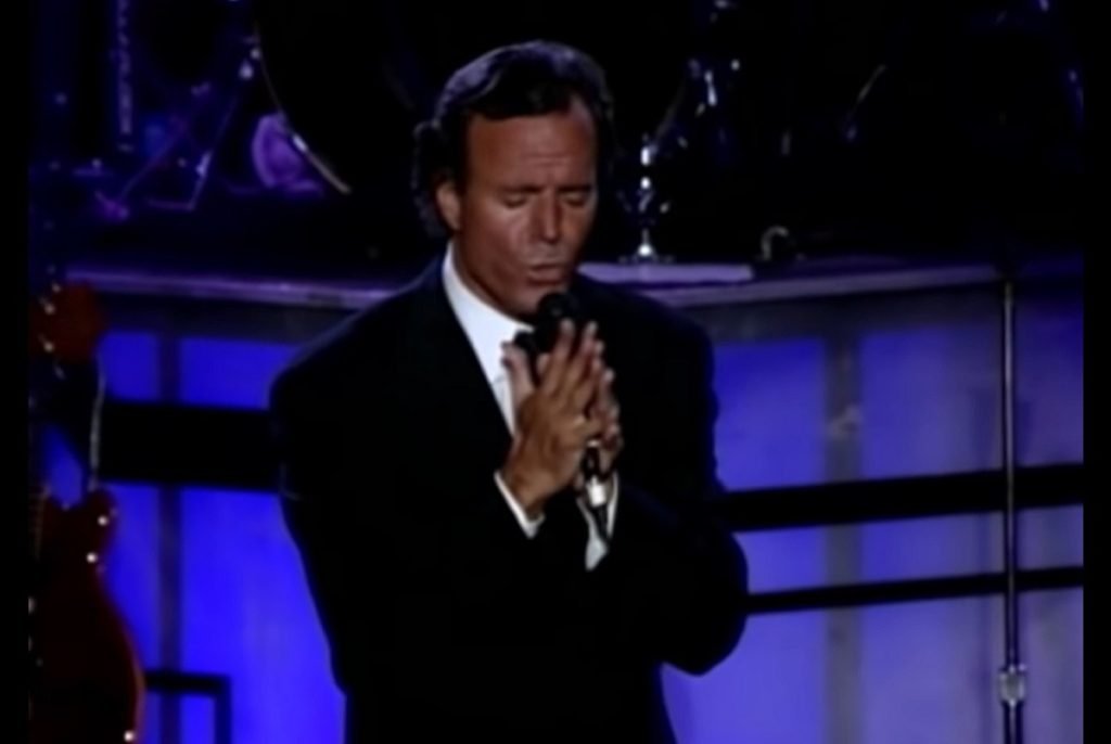 Julio Iglesias, un nume iconic al muzicii spaniole și mondiale, se află în centrul unei acuze grave care ar putea zgudui imaginea sa de artist venerat