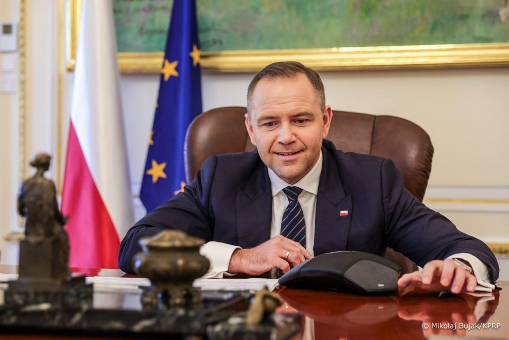 Un aliat neașteptat al Washingtonului în Polonia: Karol Nawrocki se alătură unui curent anti-UE Președintele naționalist al Poloniei, Karol Nawrocki, a surprins scena politică internațională vineri, când s-a poziționat ferm împotriva legislației recente a Uniunii Europene vizând reglementarea rețelelor sociale