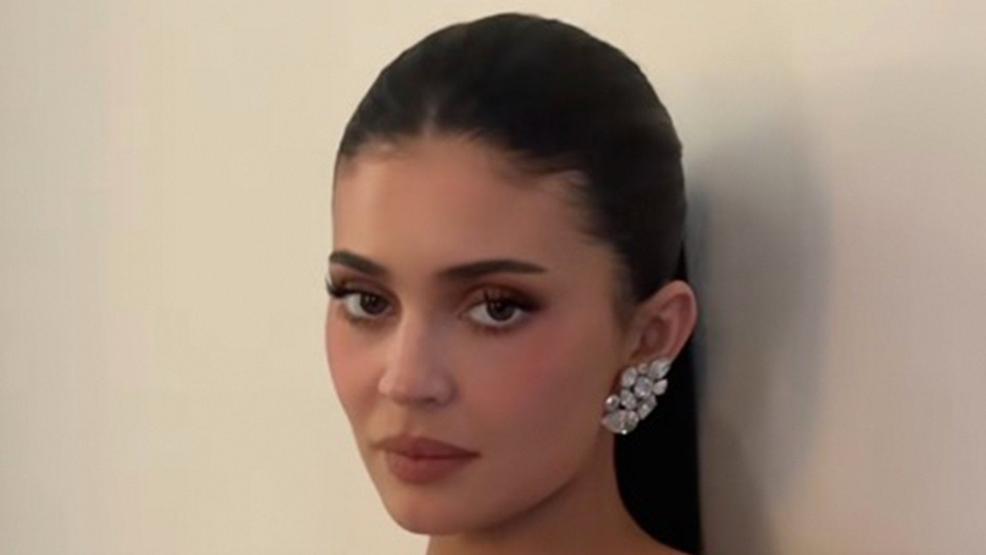 Kylie Jenner looks flawless in skintight silver gown at Golden Globes as fans rave her look is a ‘10 out of 10’