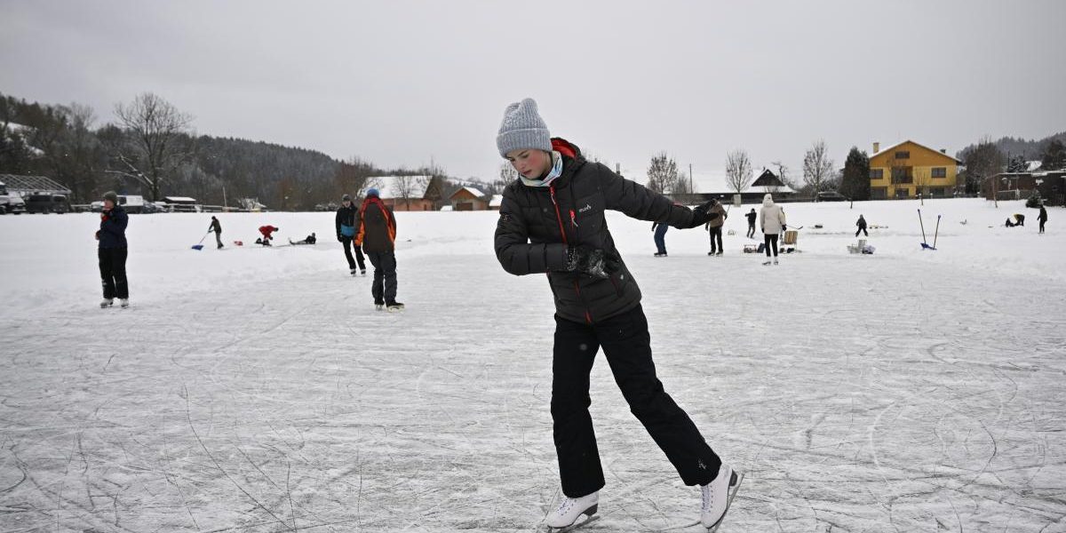 o persoana patineaza pe lacul balaton inghetat