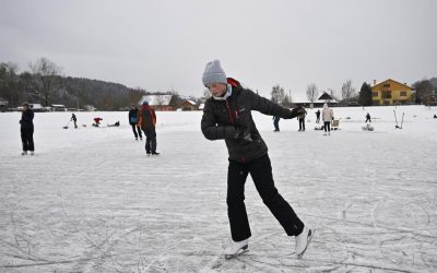 o persoana patineaza pe lacul balaton inghetat