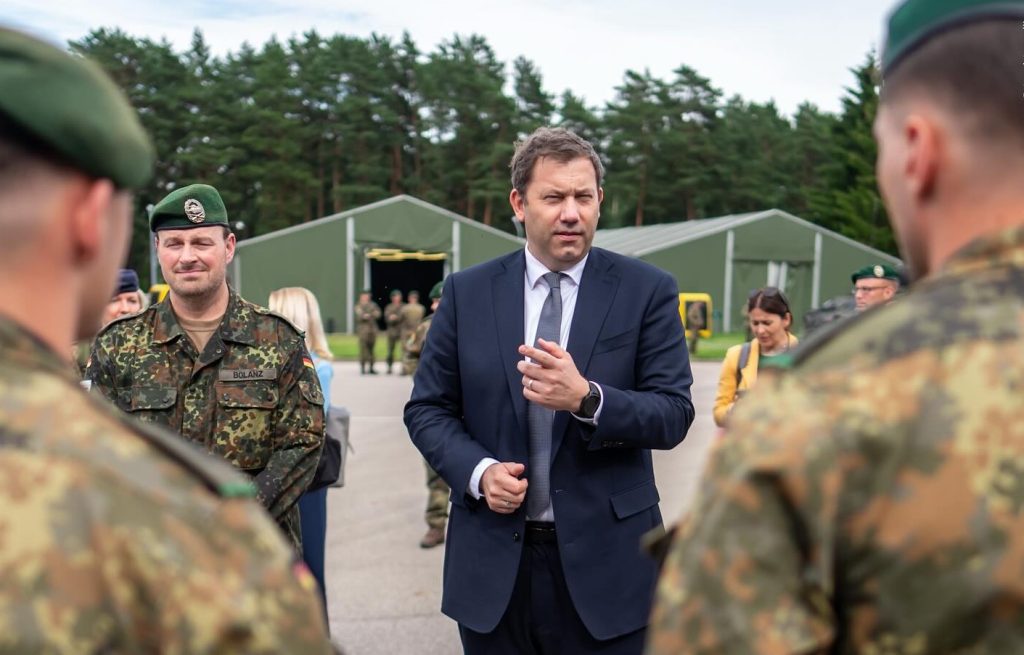 Europa în pragul unei crize a alianței transatlantice: avertismentul vice-cancelarului german Lars Klingbeil Europa se află într-un punct de cotitură, iar tensiunile geopolitice din ultimele luni au dus la un adevărat alarm radiografiat de oficiali de rang înalt în cadrul Uniunii Europene și a Germaniei