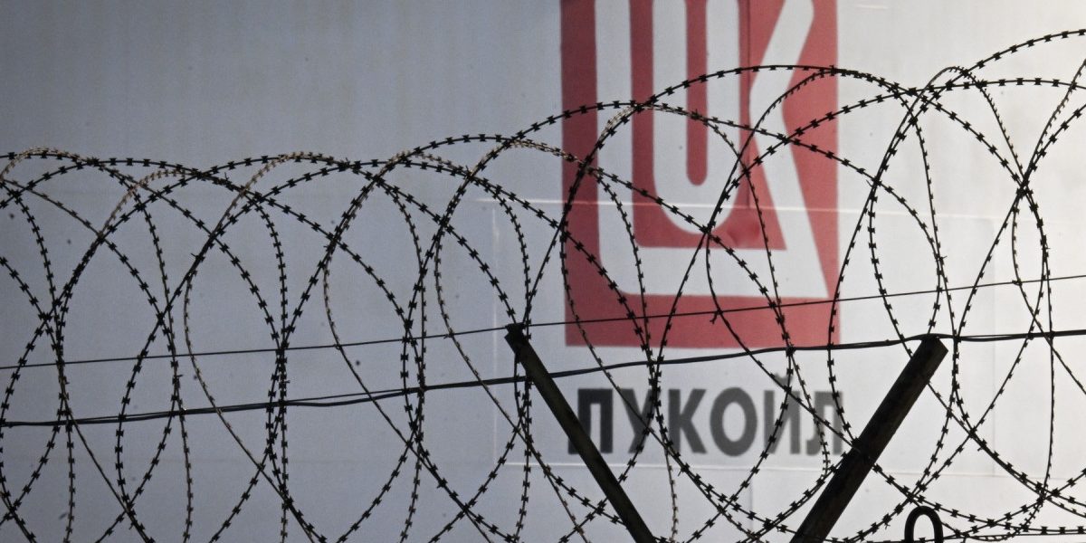 Lukoil a decis cui va vinde activele străine, în valoare de 22 de miliarde de dolari. Ce afaceri are compania în România