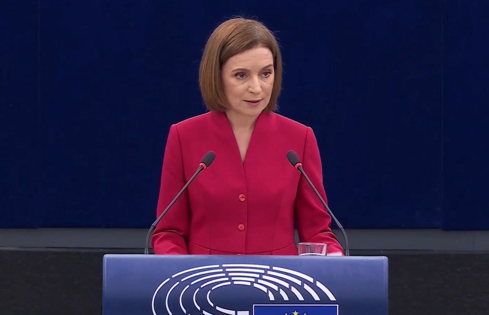 Maia Sandu: Rămasă singura cale de siguranță pentru Republica Moldova în fața instabilității internaționale Într-un context global marcat de conflicte neașteptate și de o ordine mondială în continuă schimbare, Republica Moldova își reafirmă angajamentul privind direcția europeană și parteneriatul cu România ca pilonii principali pentru securitatea și stabilitatea sa