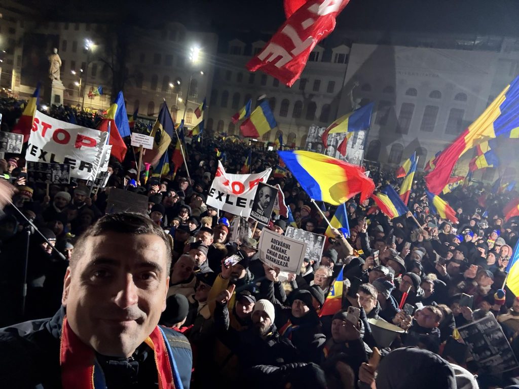 Marș AUR spre Piaţa Victoriei: Protestatarii strigă ‘Călin Georgescu președinte!’