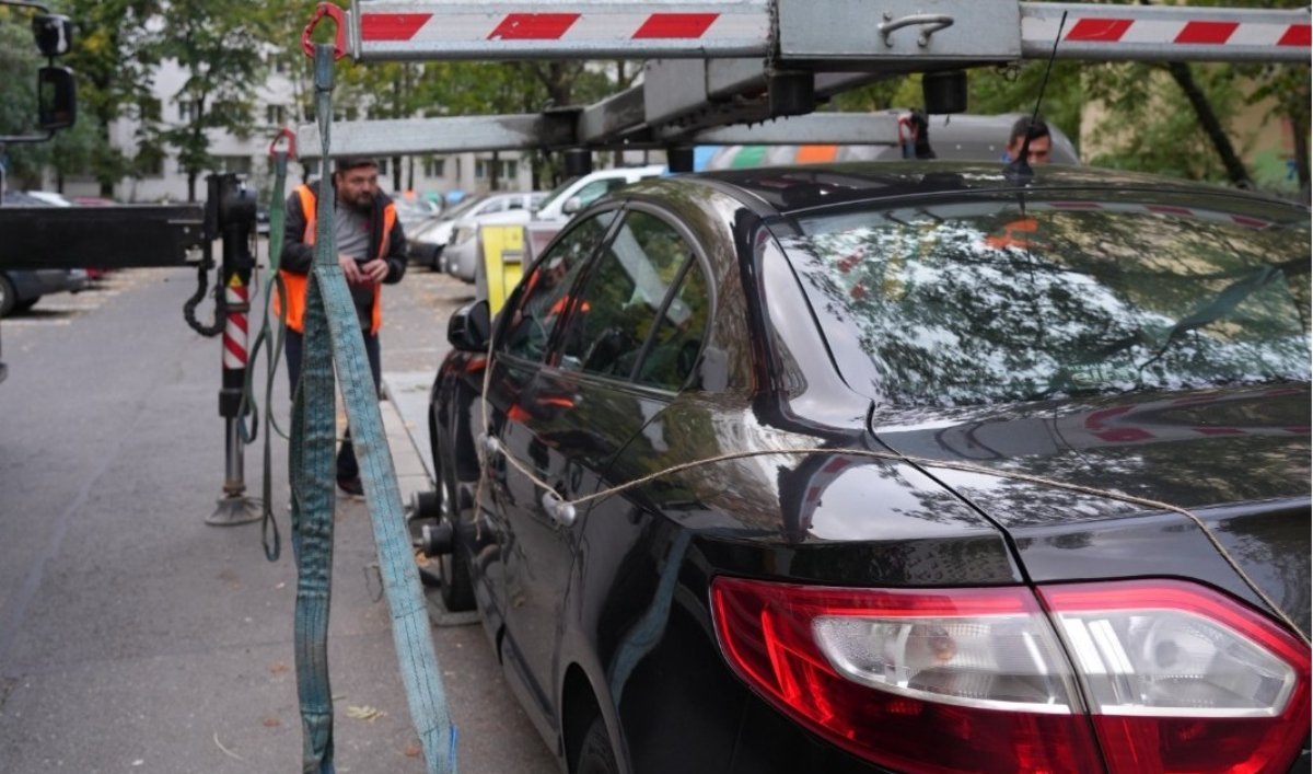 Poliția Locală Sector 3 nu va mai ridica mașinile parcate neregulamentar dacă șoferii lasă la vedere numărul de telefon în parbriz, o măsură menită să optimizeze gestionarea spațiilor publice și să grăbească intervențiile în zonele aglomerate sau sensibile