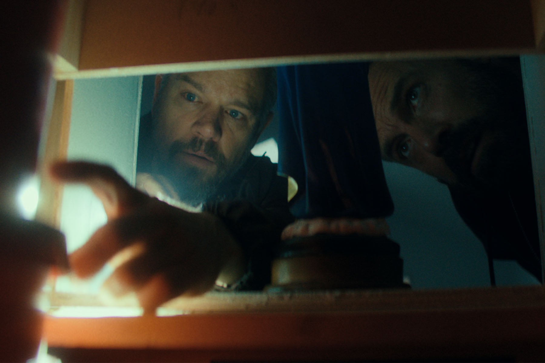 Netflix a câștigat o bătălie rară în lumea filmului, obținând drepturile de difuzare pentru noul thriller de acțiune „The Rip” (Tentația Corupției) după ce Matt Damon și Ben Affleck au făcut un gest fără precedent: au decis să-și majoreze remunerațiile pentru întreaga echipă de producție