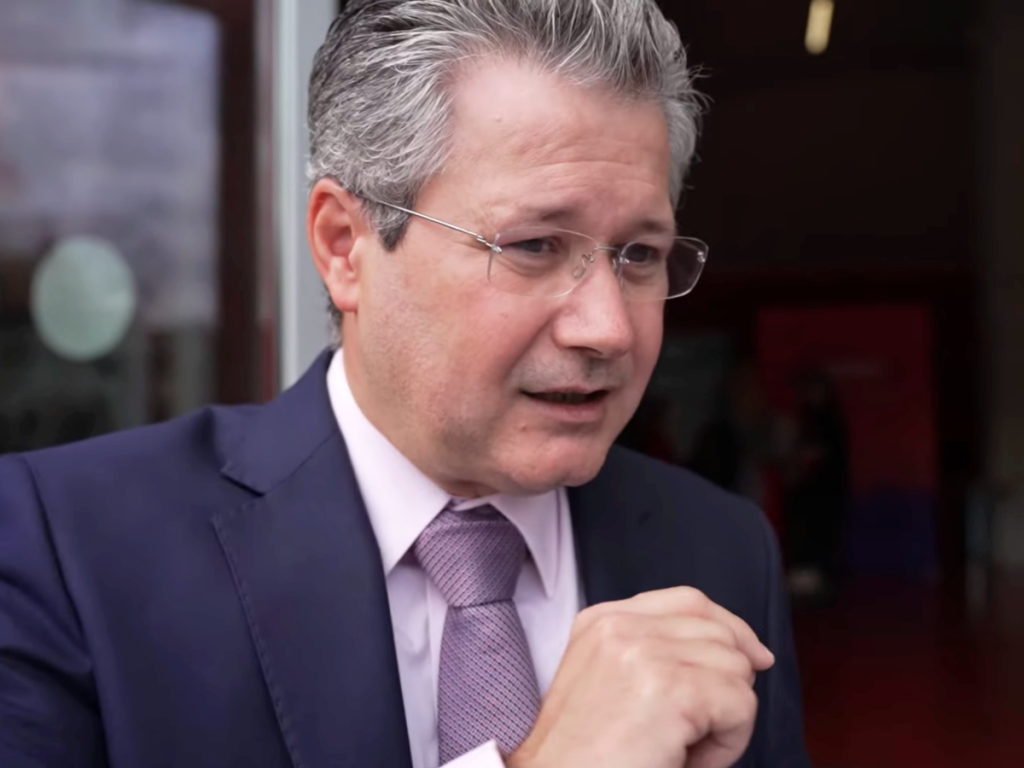 Mihnea Costoiu, singurul rector din România fără titlul de doctor, primește titlul de Doctor Honoris Causa din partea Universității Tehnice a Moldovei Într-un eveniment neașteptat pentru mediul academic românesc, profesorul Mihnea Costoiu, rectorul universității din România și singurul din țară fără titlu de doctor, a fost onorat recent cu titlul de Doctor Honoris Causa de către Universitatea Tehnică a Moldovei (UTM)