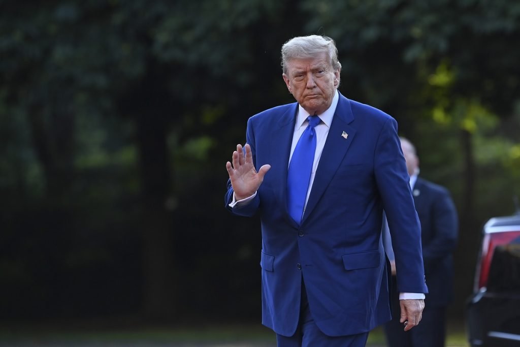 Donald Trump atrage noi controverse prin omagiul adus soldaților britanici din Afganistan Fostul președinte american Donald Trump a declanșat ample reacții și gesturi simbolice după ce a adus un omagiu în mod public soldaților britanici care au servit în Afganistan, întărind astfel alianța tradițională dintre Statele Unite și Regatul Unit, dar și acoperind o dispută recentă legată de implicarea forțelor internaționale în conflictul din Asia de Sud