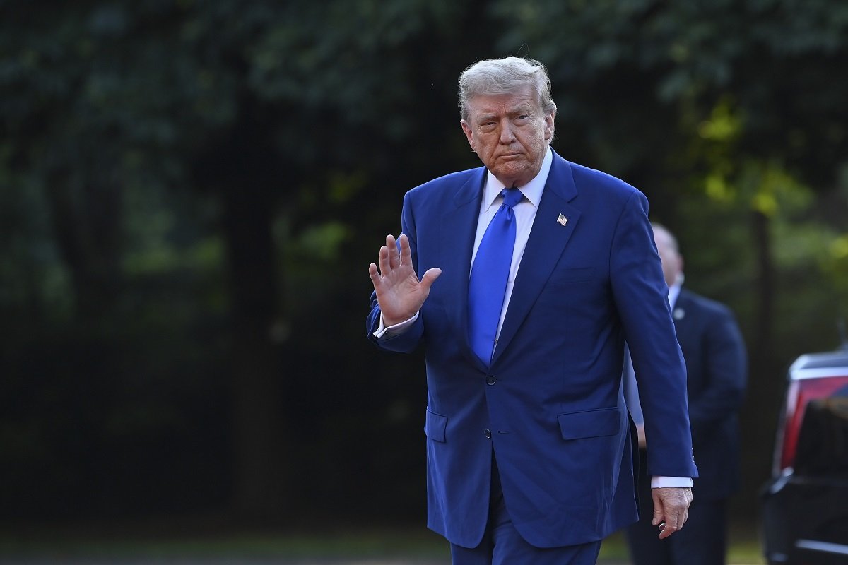 Donald Trump atrage noi controverse prin omagiul adus soldaților britanici din Afganistan Fostul președinte american Donald Trump a declanșat ample reacții și gesturi simbolice după ce a adus un omagiu în mod public soldaților britanici care au servit în Afganistan, întărind astfel alianța tradițională dintre Statele Unite și Regatul Unit, dar și acoperind o dispută recentă legată de implicarea forțelor internaționale în conflictul din Asia de Sud