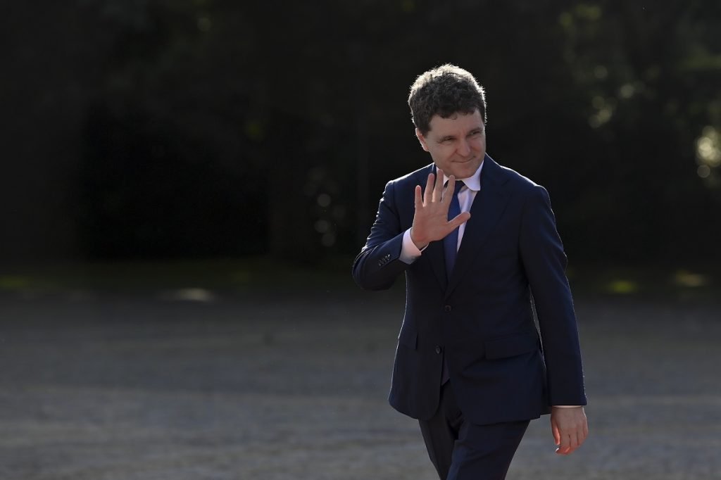 Președintele Nicușor Dan călătorește cu avion militar, în ciuda criticilor privind dotările speciale ale aeronavelor prezidențiale Președintele României, Nicușor Dan, a efectuat, marți, o deplasare diplomatică cu o aeronavă militară, în timpul unei vizite la Paris pentru reuniunea Coaliției de Voință