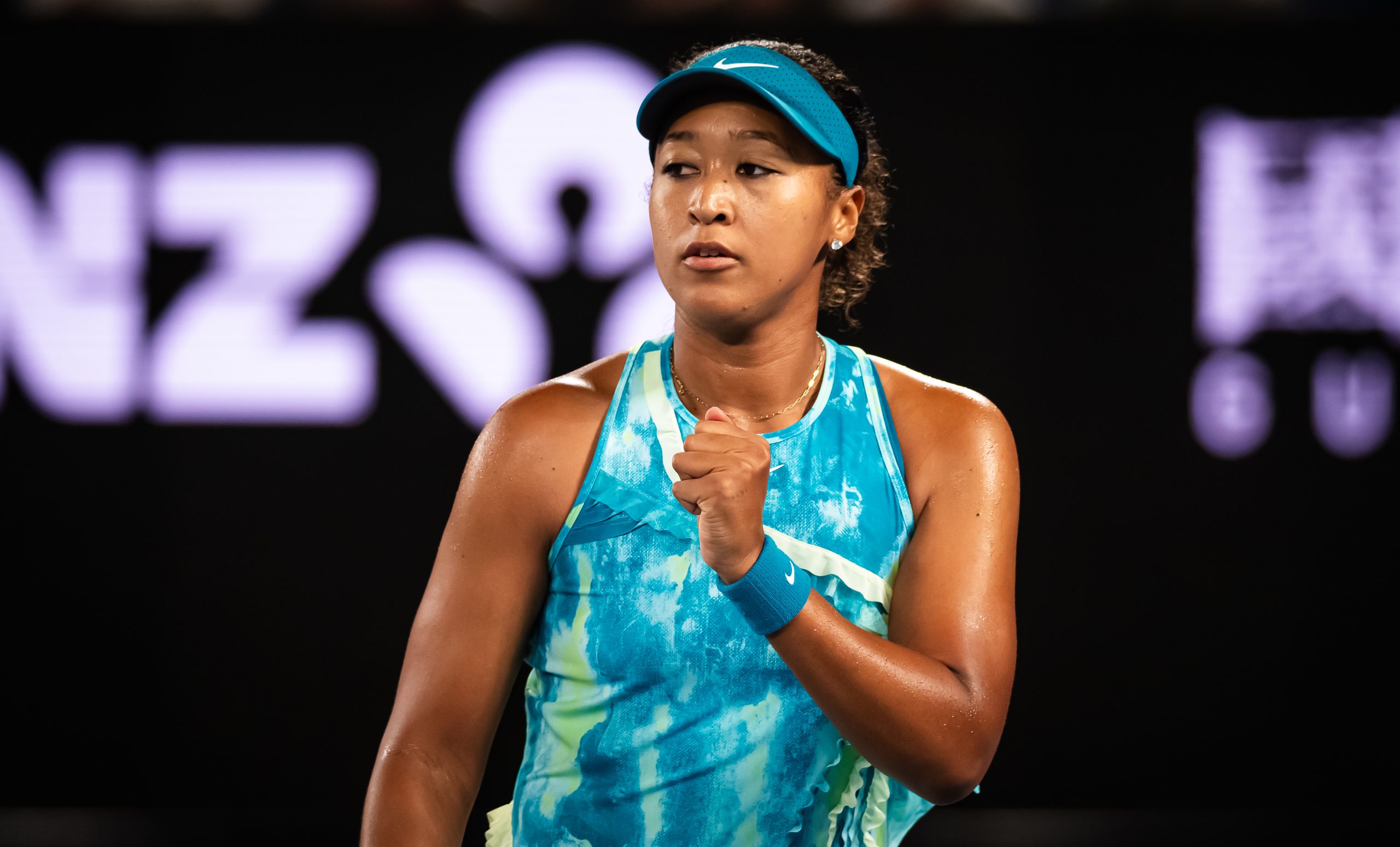 Naomi Osaka se retrage de la Australian Open din cauza unei accidentări la abdomen Naomi Osaka, cvadruplă câștigătoare de Grand Slam și de două ori campioană la Australian Open, a anunțat că se retrage din competiția de la Melbourne din cauza unei accidentări la abdomenul stâng