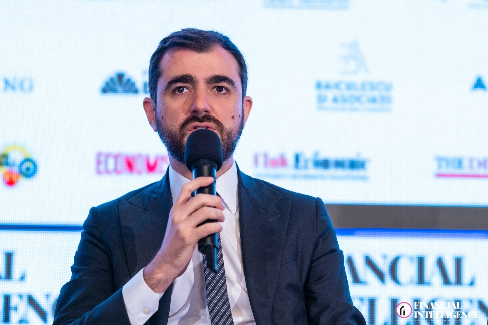 Ministrul Economiei, Energiei și Mediului de Afaceri, Claudiu Năsui, a propus măsuri dramatice de reformare fiscală și economică în România, inclusiv implementarea unei taxări inverse generalizate la TVA și listarea la bursă a companiilor de stat